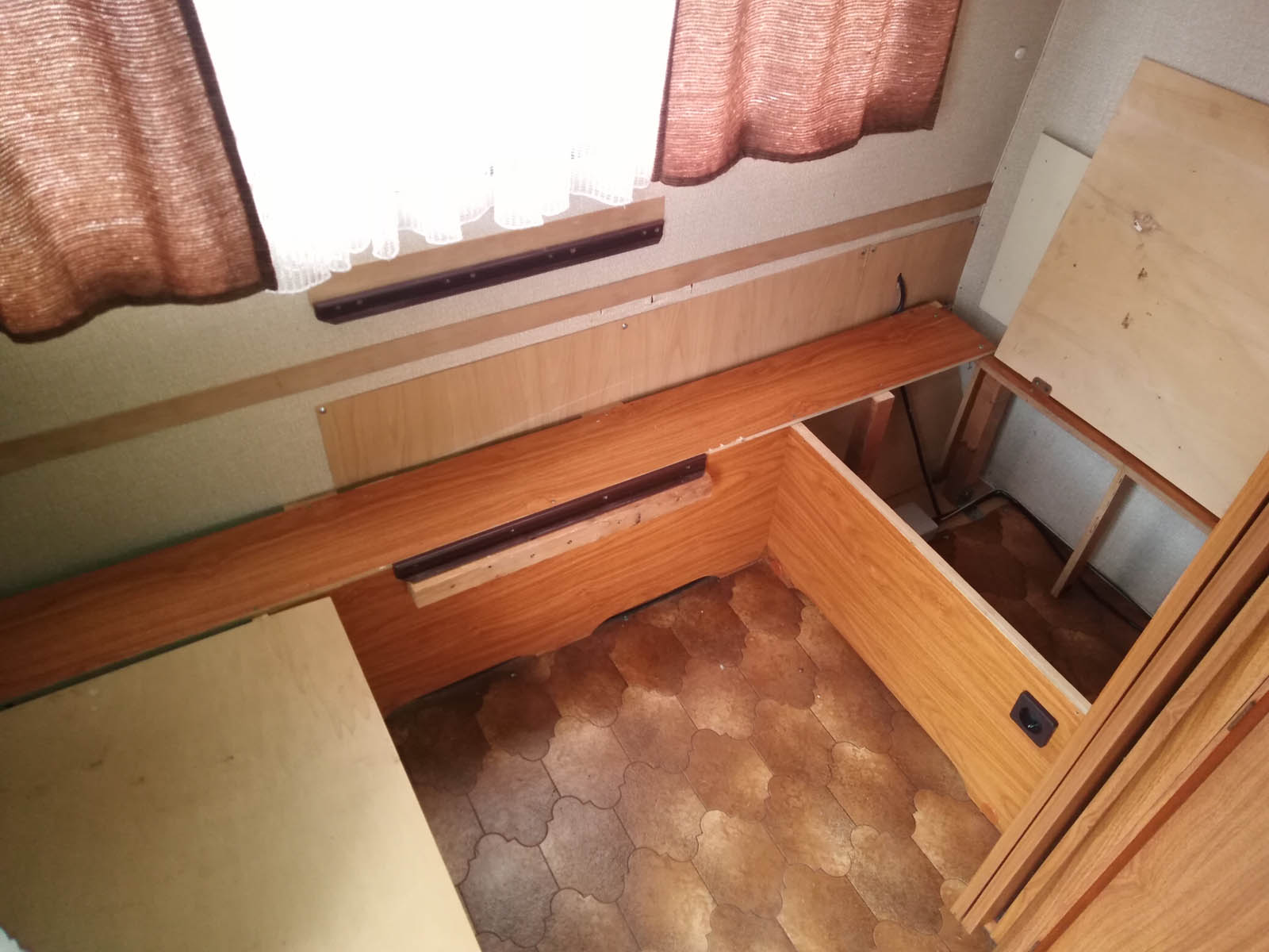 Ремонт на предни задни панели подмяна на панелите в товарното помещение подмяна на подовите панели на каравана burstner