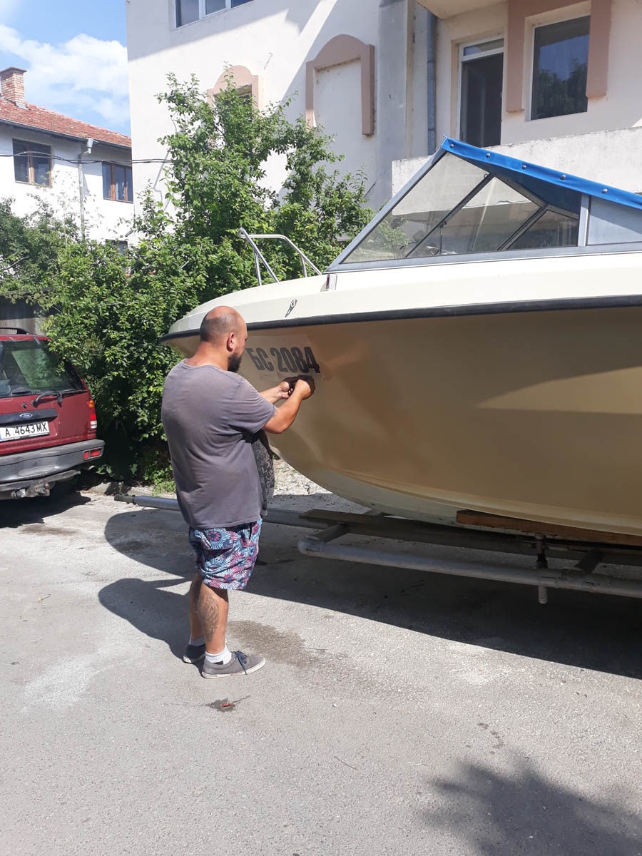 Подготовка и цялостно боядисване с полиуритан топкоут глос на лодка Selco a/s 6 метра